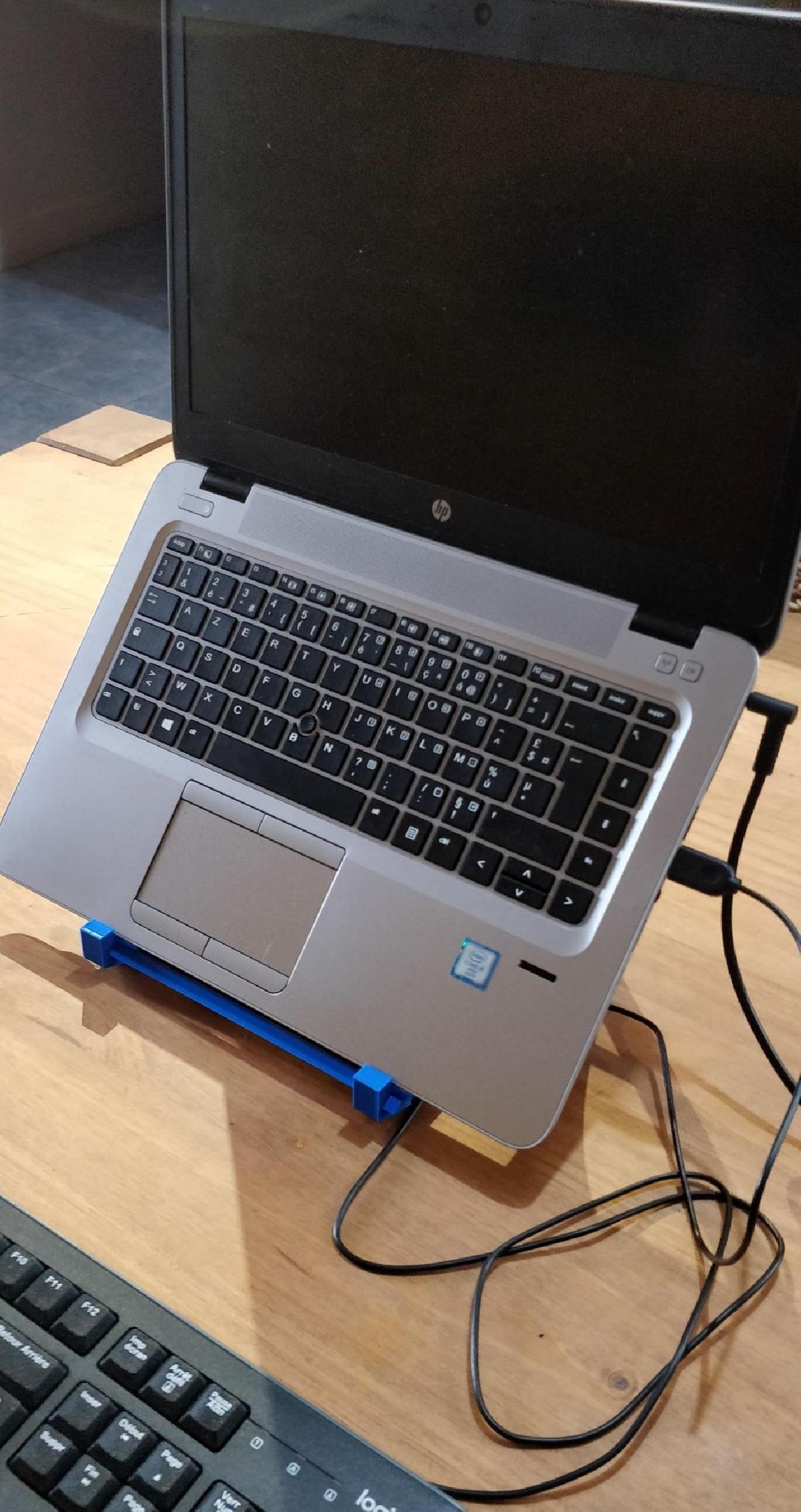Suporte Vertical para Notebook de 14' / 15"