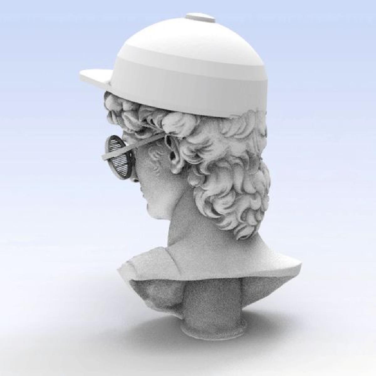 Cabeca de David de Michelangelo com oculos e um bone.