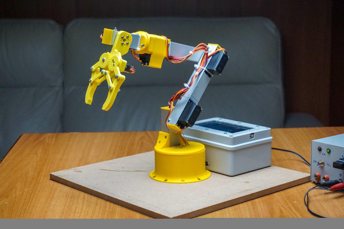 Braco Robotico Arduino Controlado por Interface de Toque