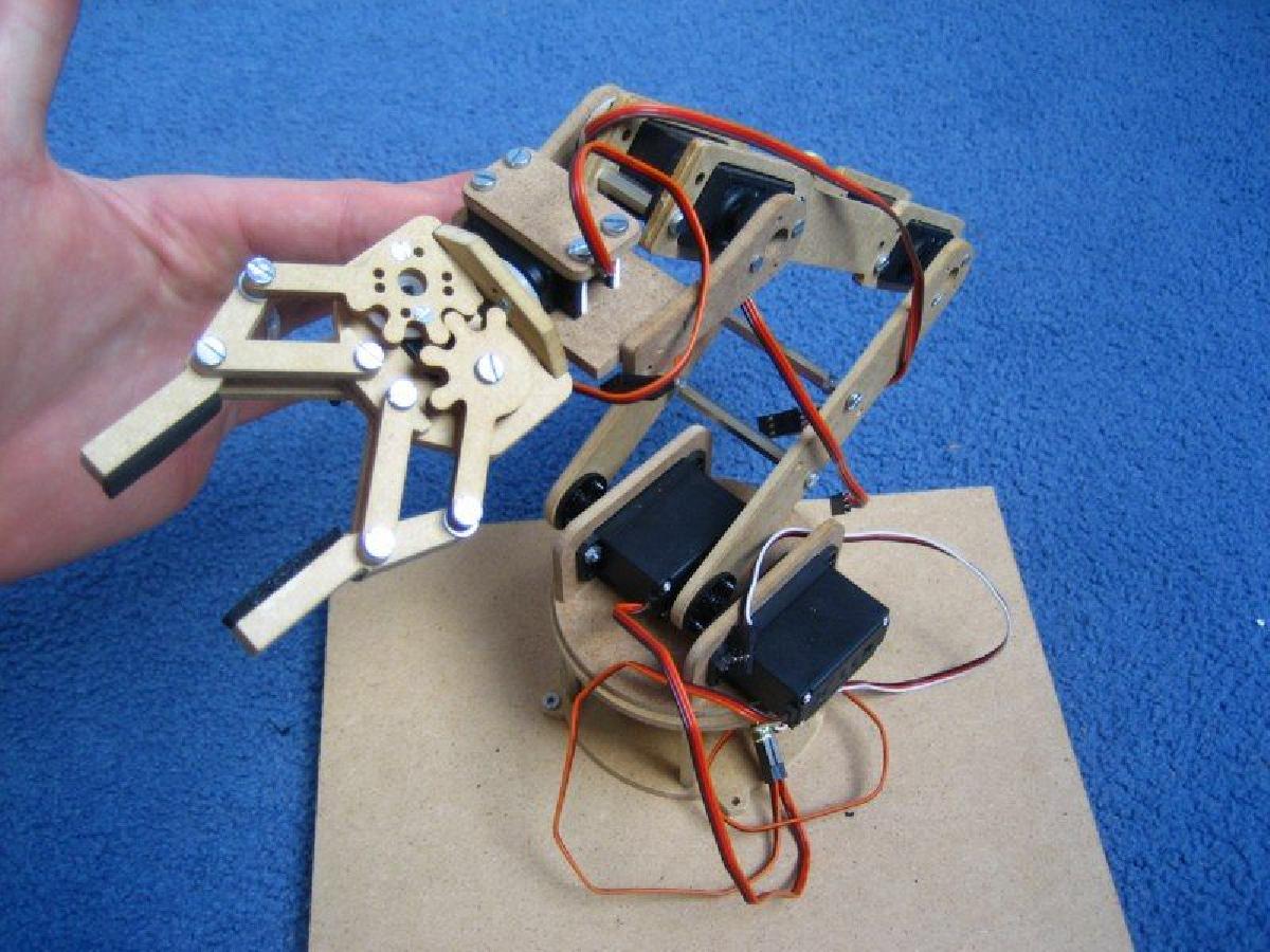 Braço robótico com 7 servos