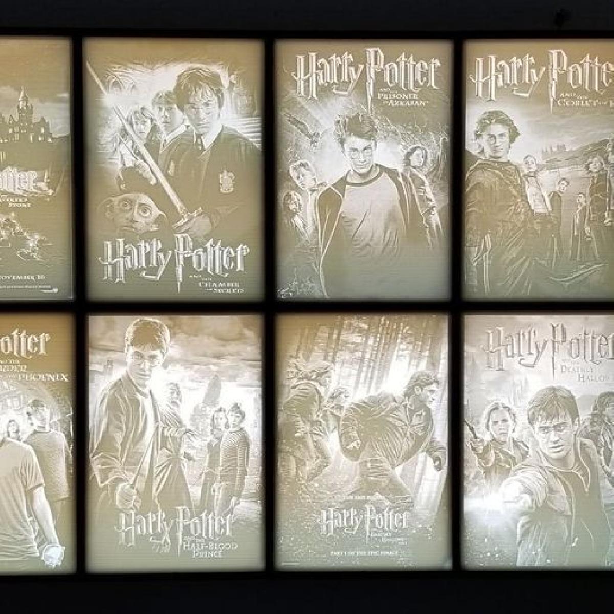 Caixa de litofania com posteres de filmes de Harry Potter emoldurados.