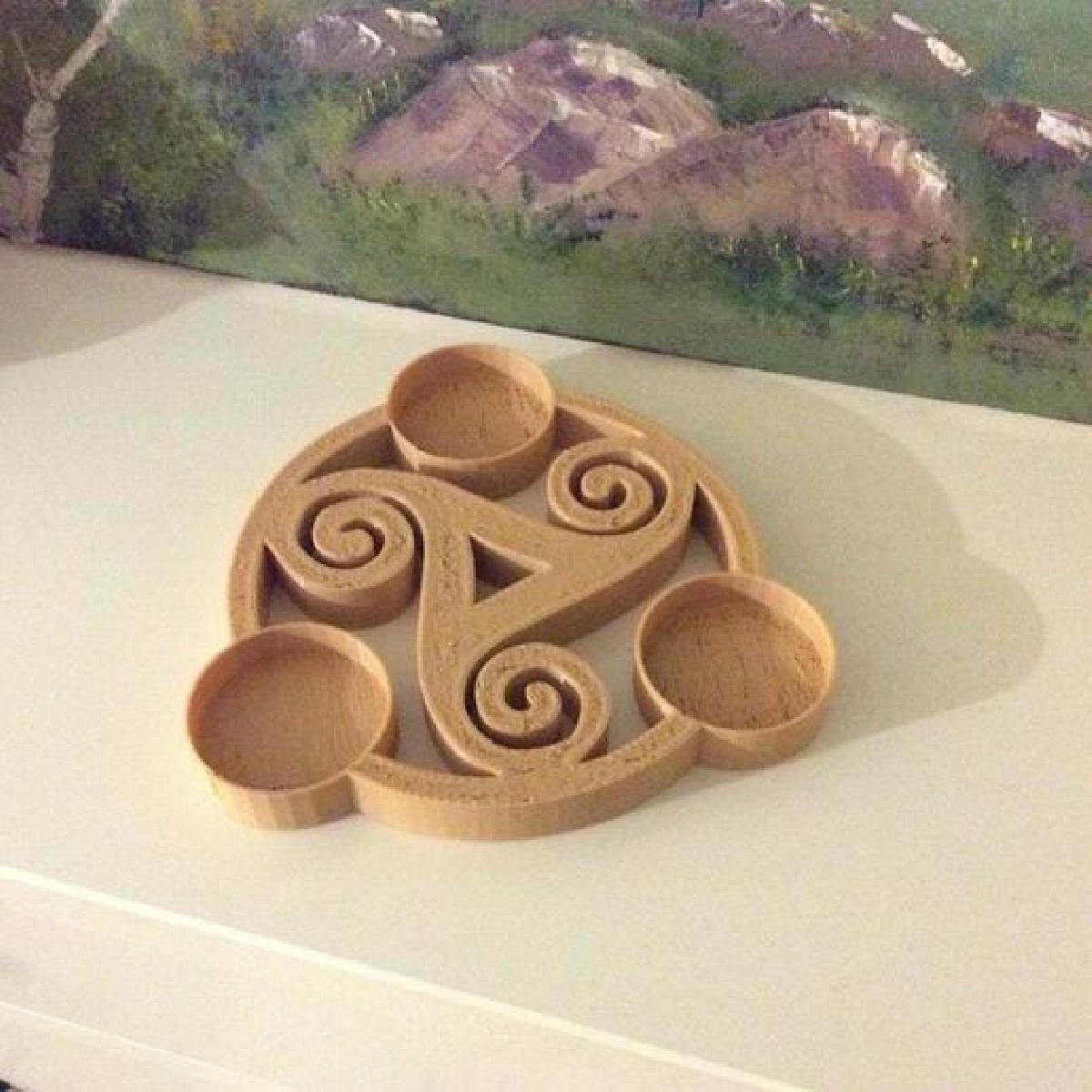 Suporte para vela em forma de triskelion.