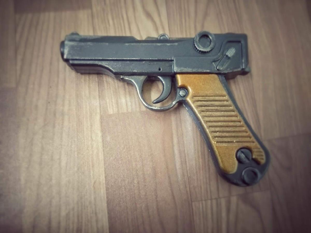 Pistola de Loid em Spy X Family