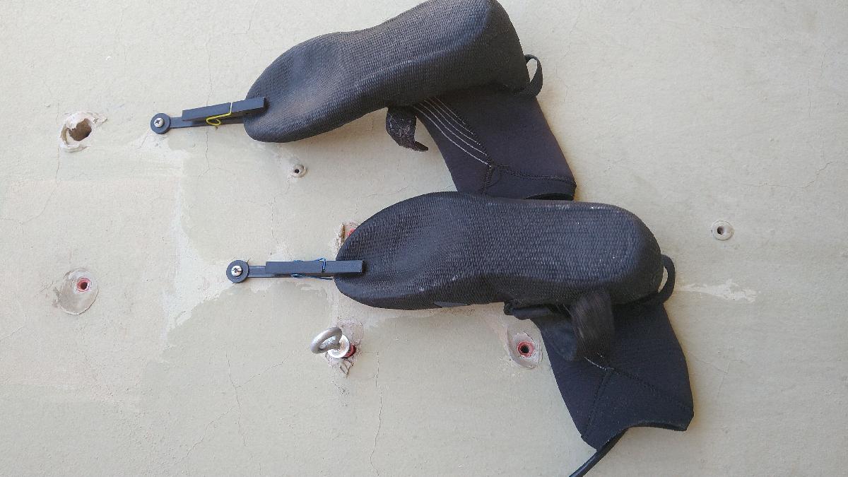 Broche para botas de surf.