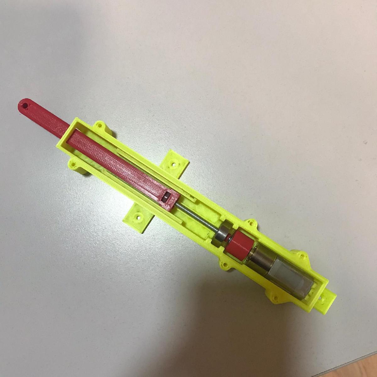 Atuador linear de 110 mm com motor DC de 16 mm.