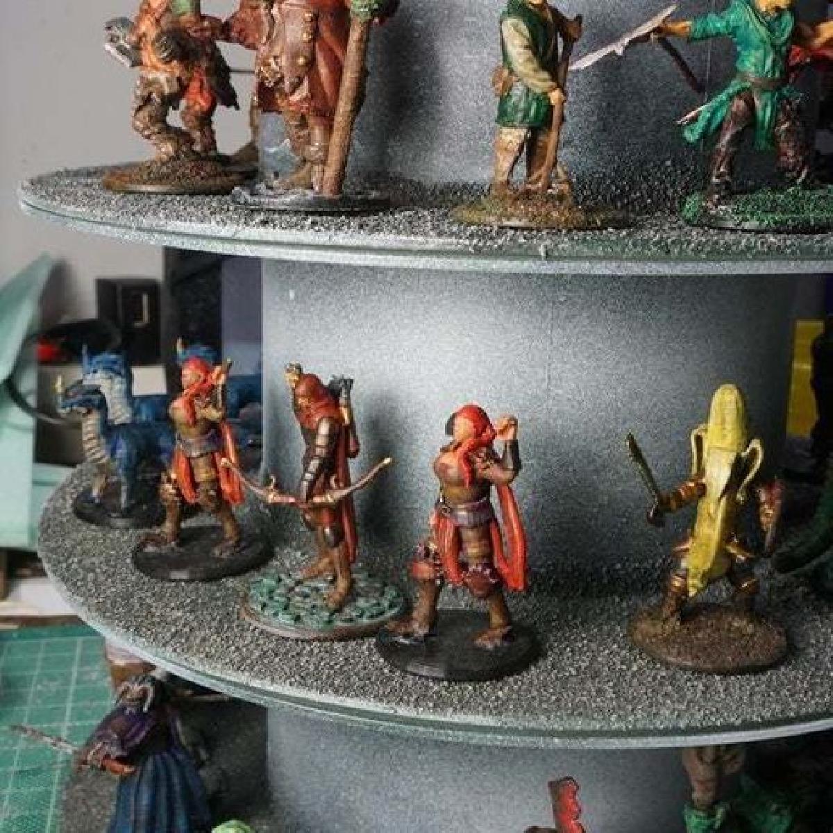 Suporte de exibicao rotativo para miniaturas de Dungeons and Dragons feito de carreteis de filamento.