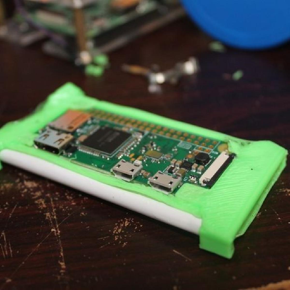 Capacete de bateria para Pi Zero usando uma bateria de ion de litio Samsung S5.