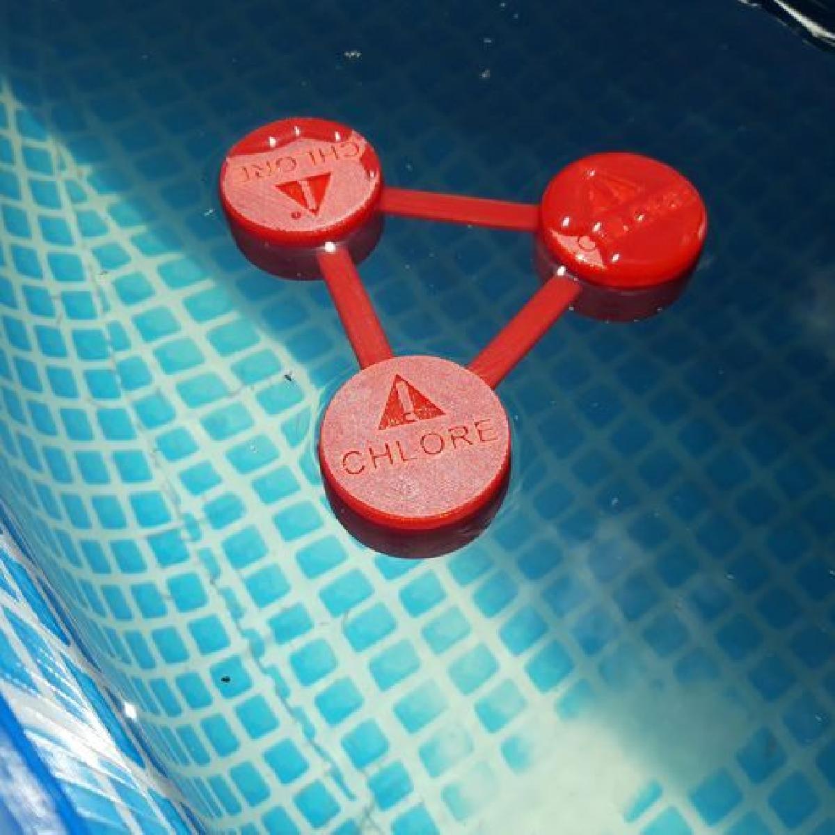 Caixa com compartimento para pastilhas de cloro para piscina.