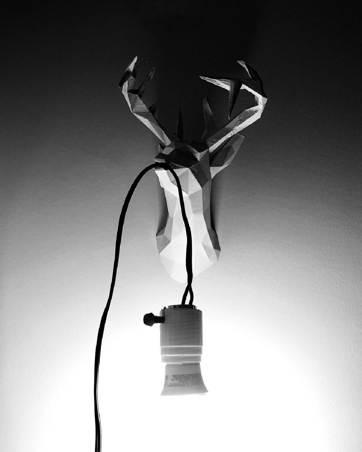 Suporte de lampada de cabeca de cervo.   Lampada de cervo low poly.