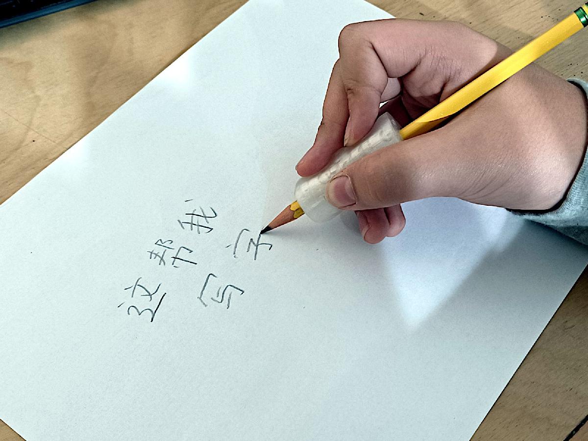 Suporte de lapis ergonomico para criancas para escrita chinesa.