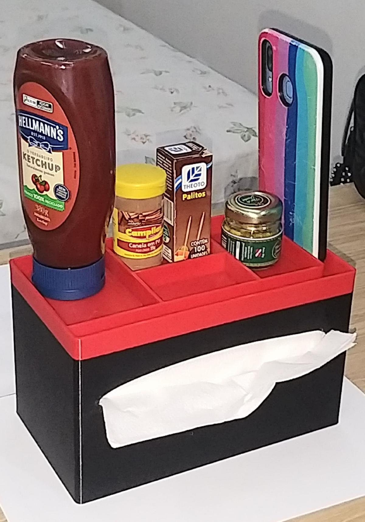 Porta toalha de papel com bandeja para celular e itens de cozinha.