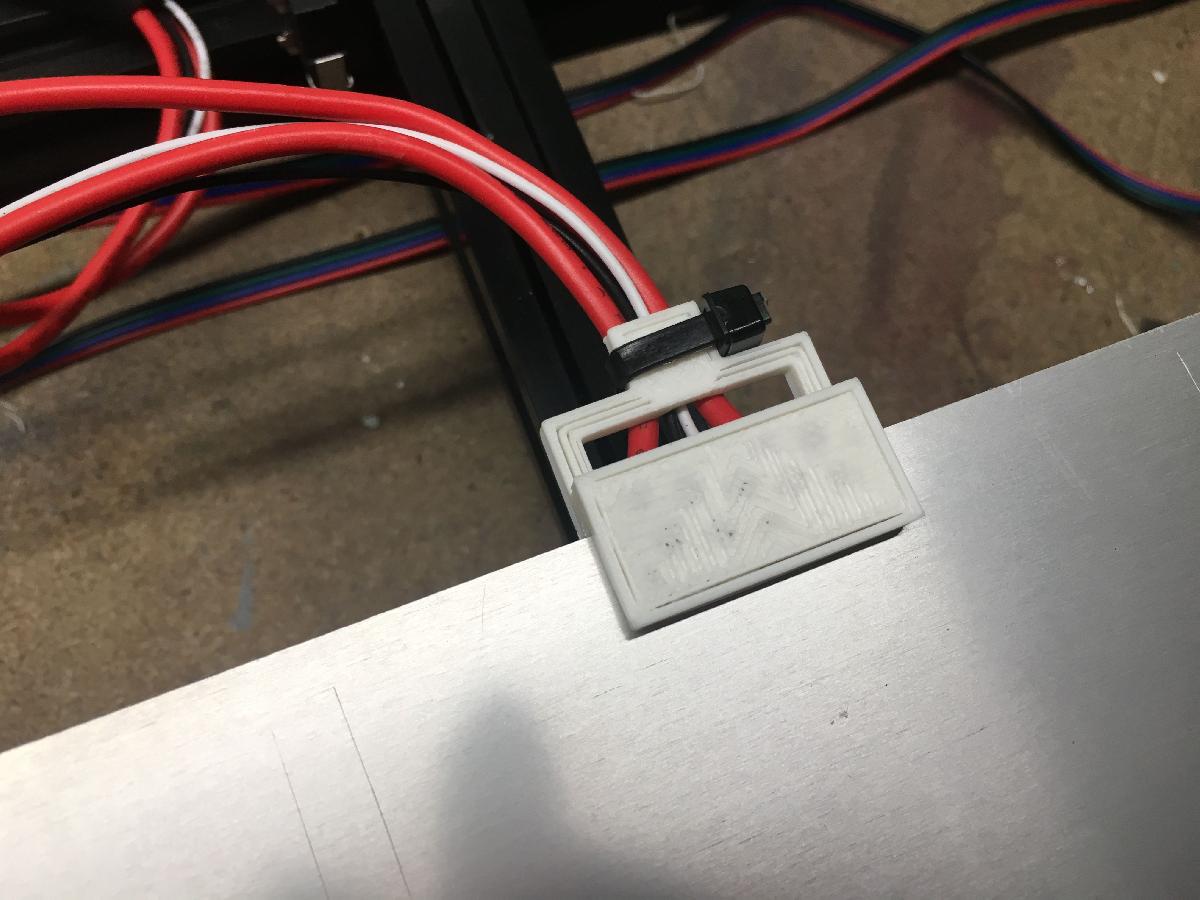 Sujeta cabos mesa quente.