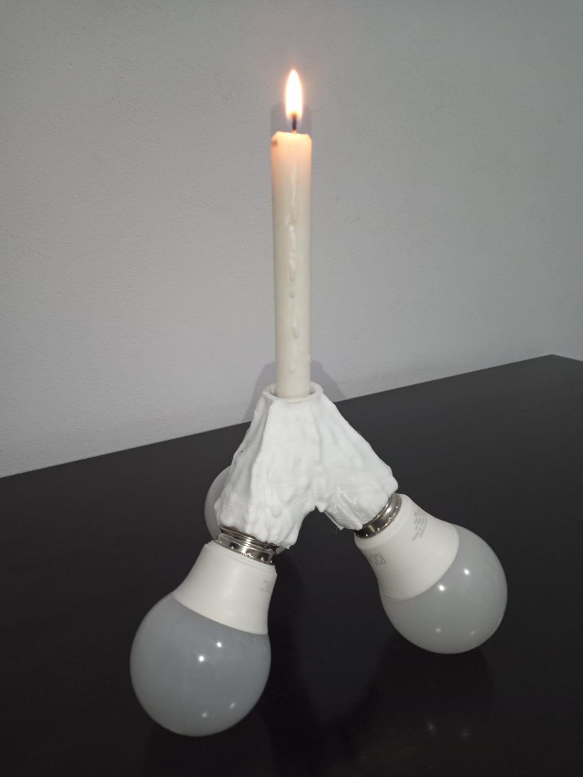 O candelabro de lampadas.