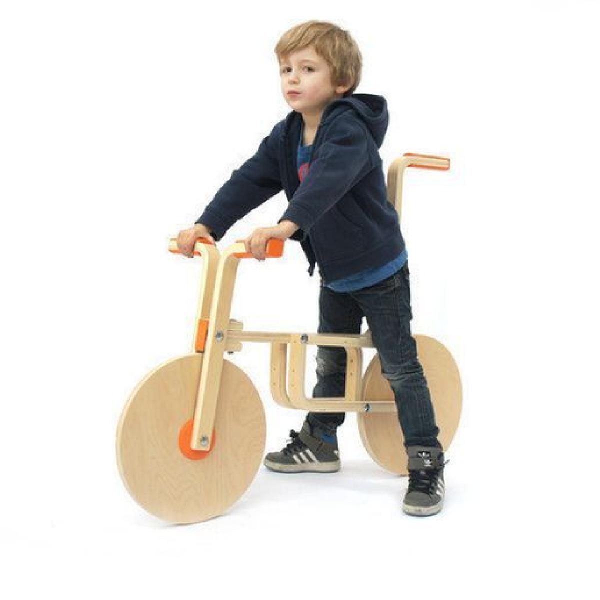 Bicicleta Draisienne (colecao de hacks da IKEA) por Andreas Bhend e Samuel N. Bernier