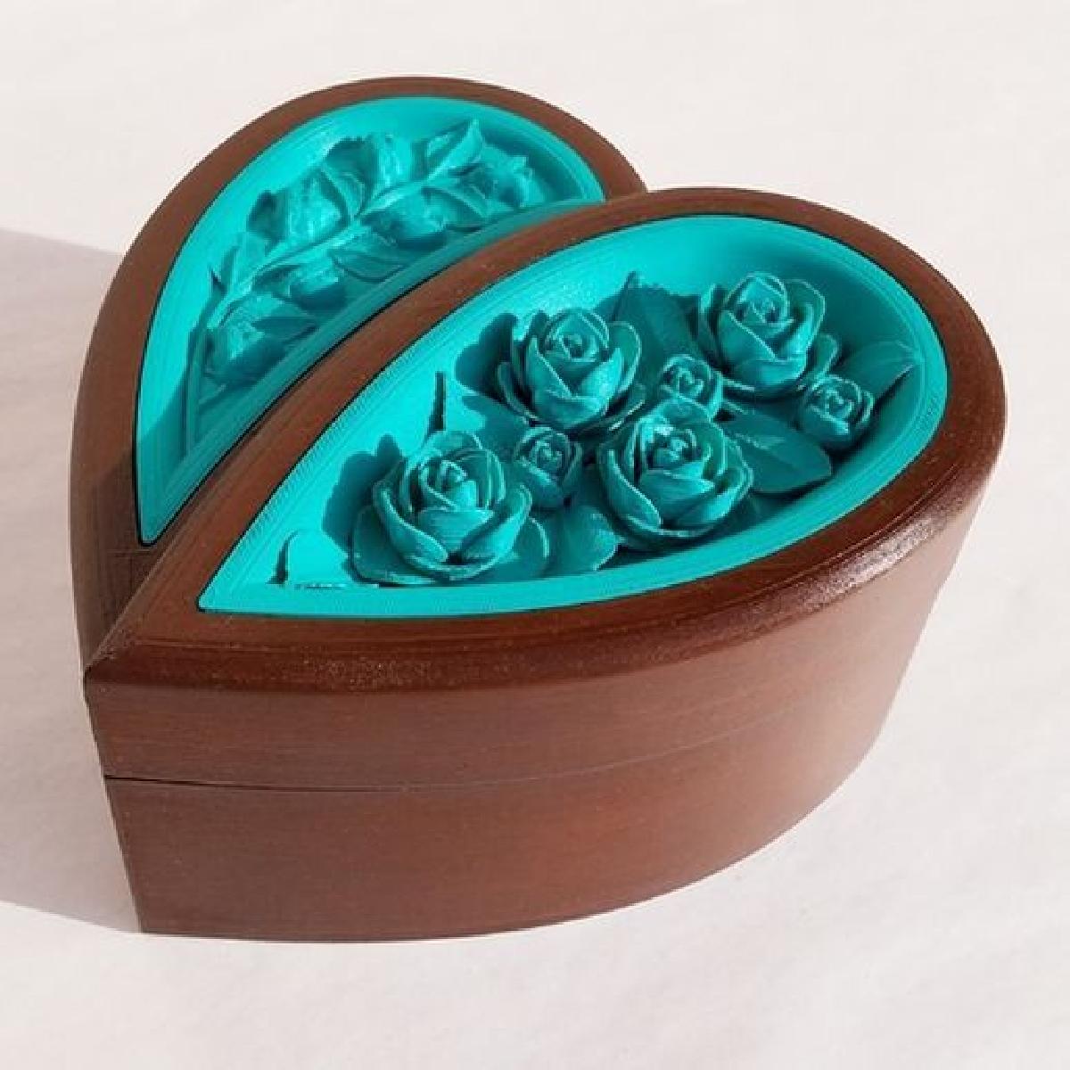 Caixa de joias em forma de coracao e decorada com rosas.