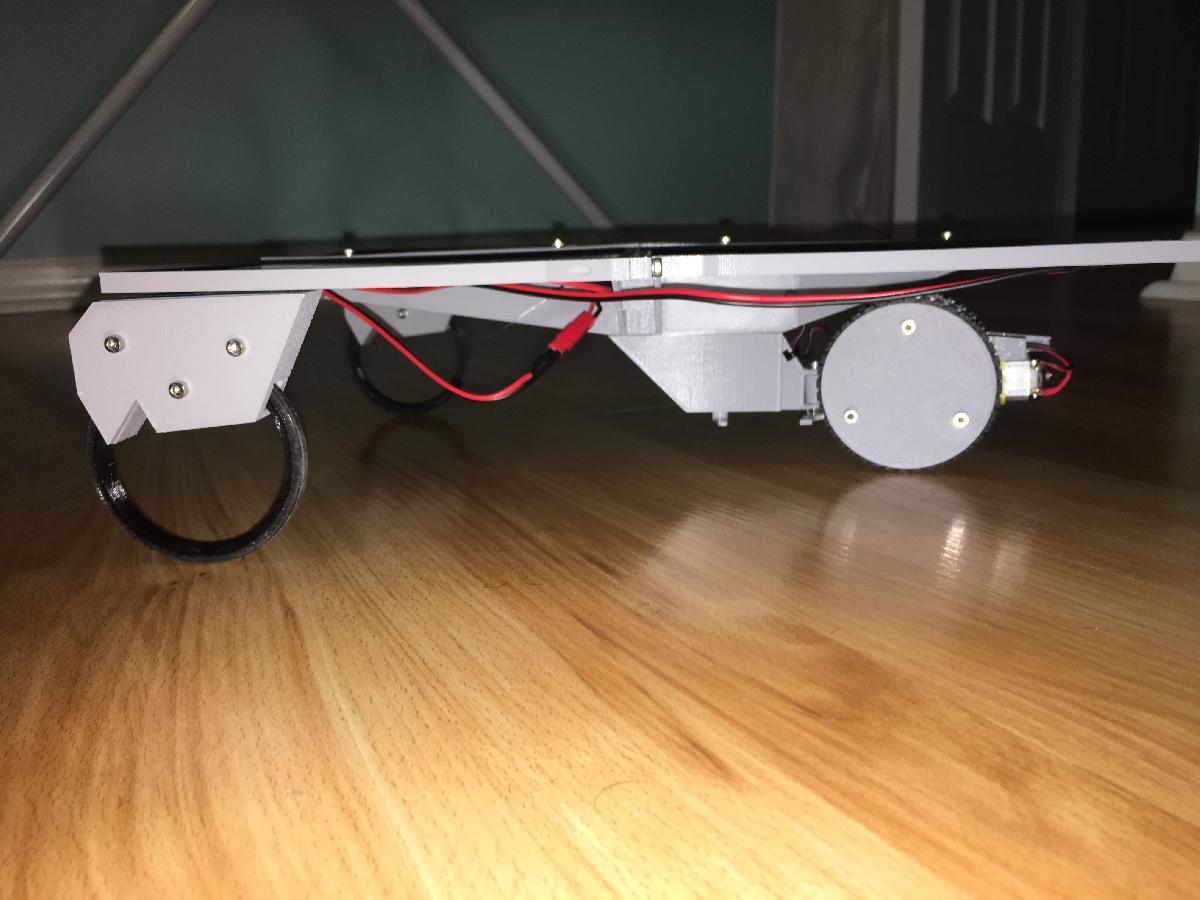 Carro RC movido a energia solar com rodas dianteiras sem cubo.