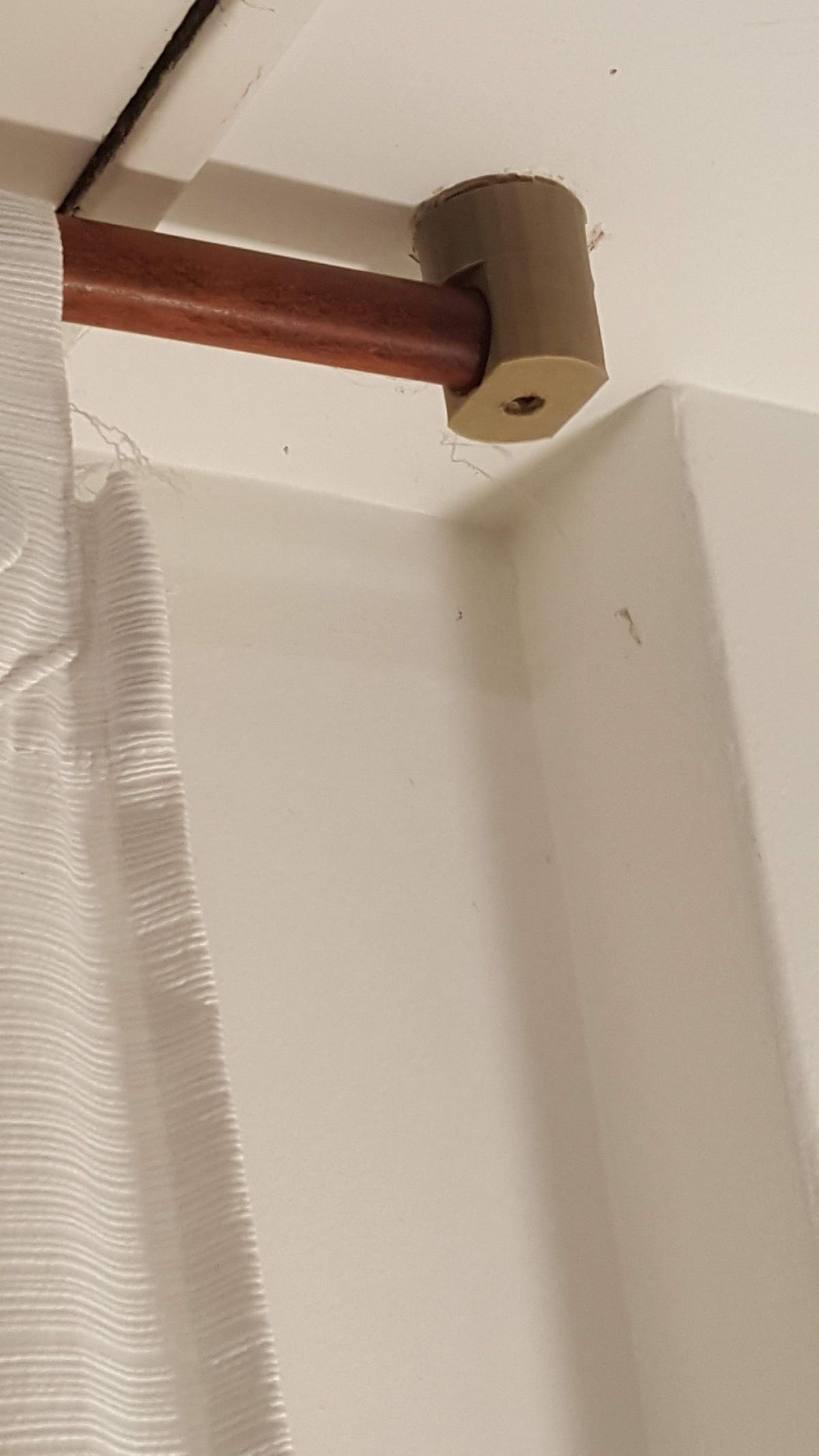 Fijador de barral para cortinas