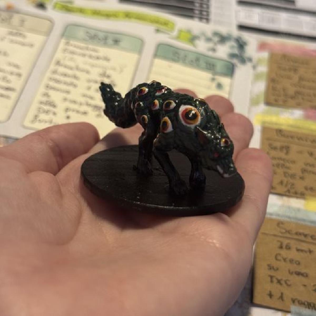 Monstro lobo de olhos infinitos