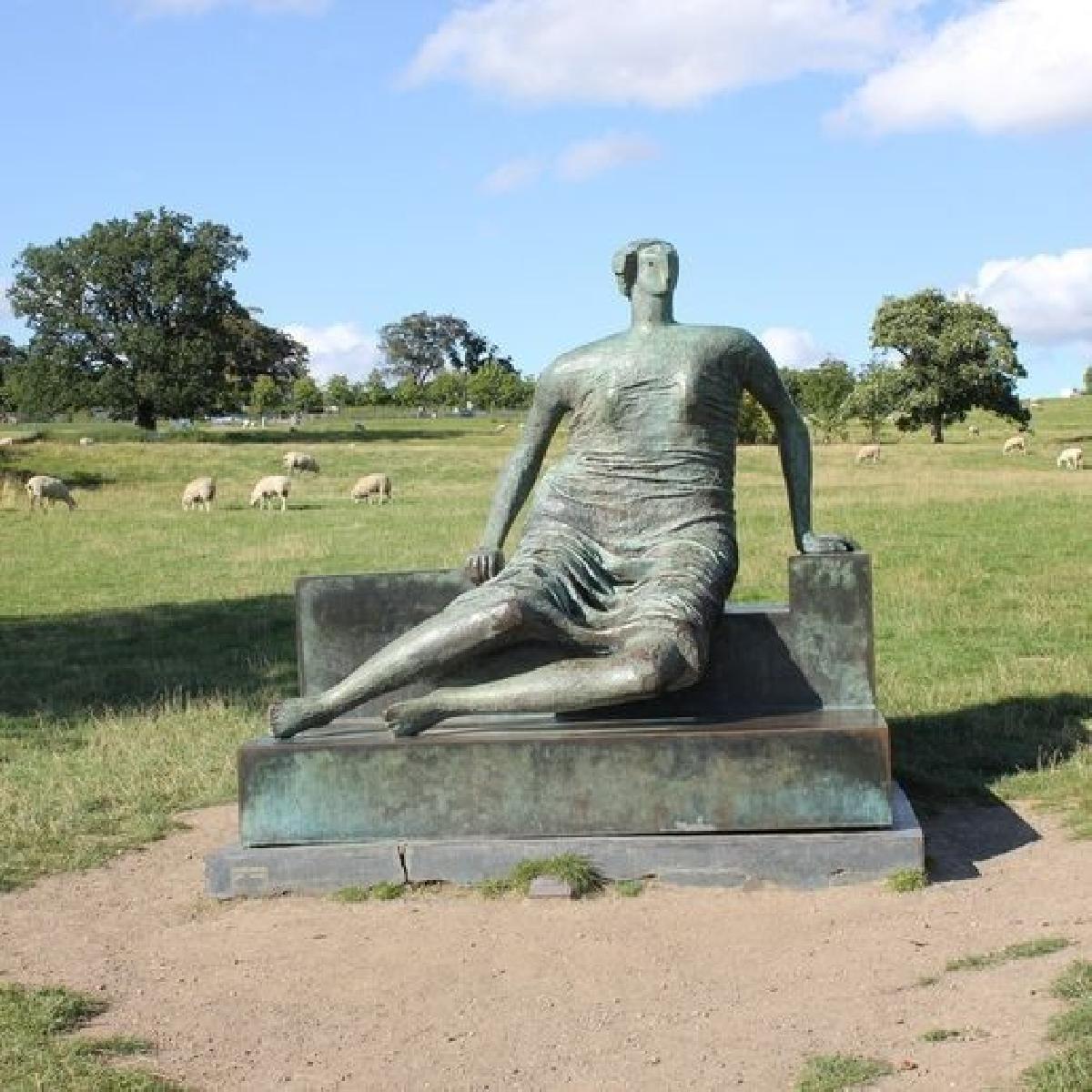 "Velha Flo / Mulher Sentada Drapejada" de Henry Moore