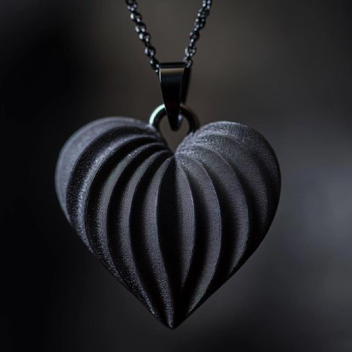 Pingente de Coracao Eclipse – Uma Expressao Audaciosa de Amor