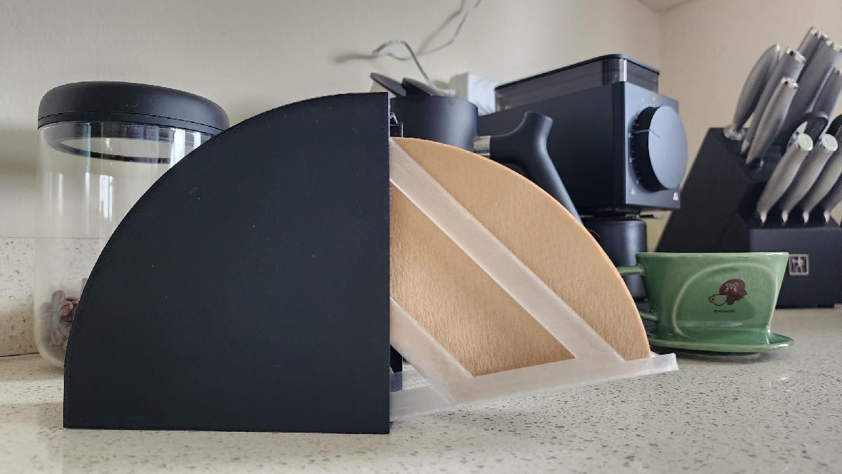 Suporte e recipiente para filtro de papel de cafe coado.