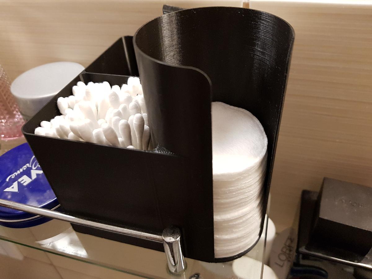 Recipiente/dispenser/organizador espacoso de 4 secoes para cotonetes e discos de algodao, alem de tampas.