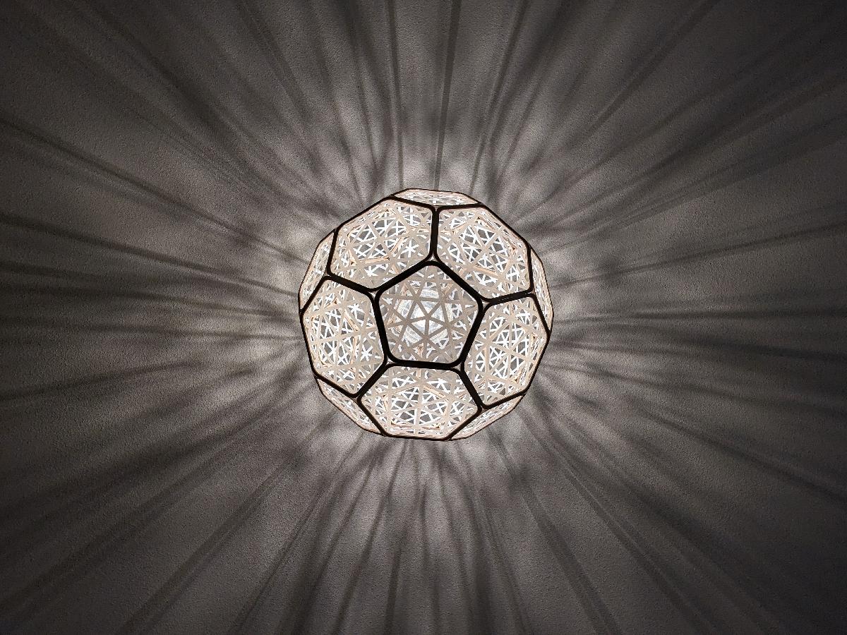Lampada de Suspensao Geodesica com Faces Intercambiaveis