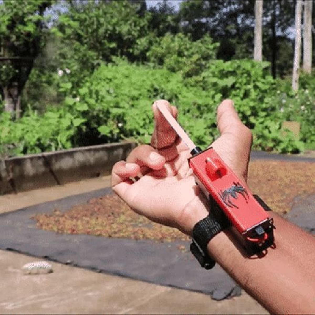 Atirador de teia do Homem Aranha funcionando para o Halloween.