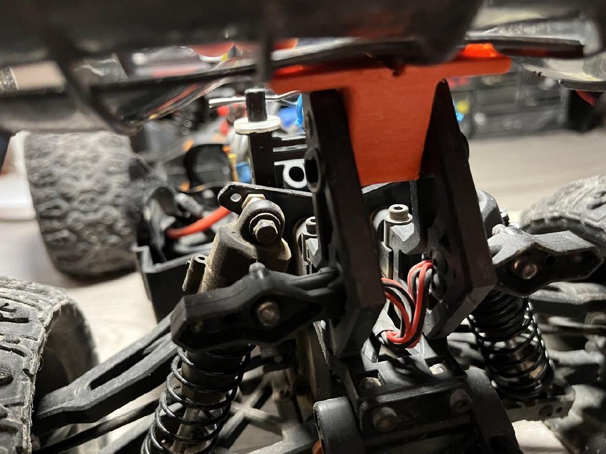 Suporte traseiro do aerofolio Team Magic E5 HX / Suporte alettone