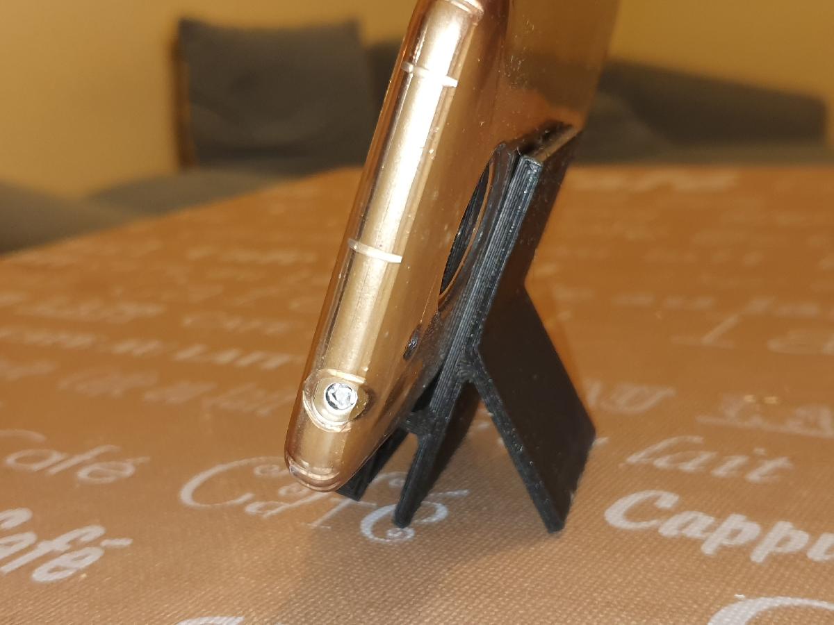 Suporte para smartphone na tela do computador