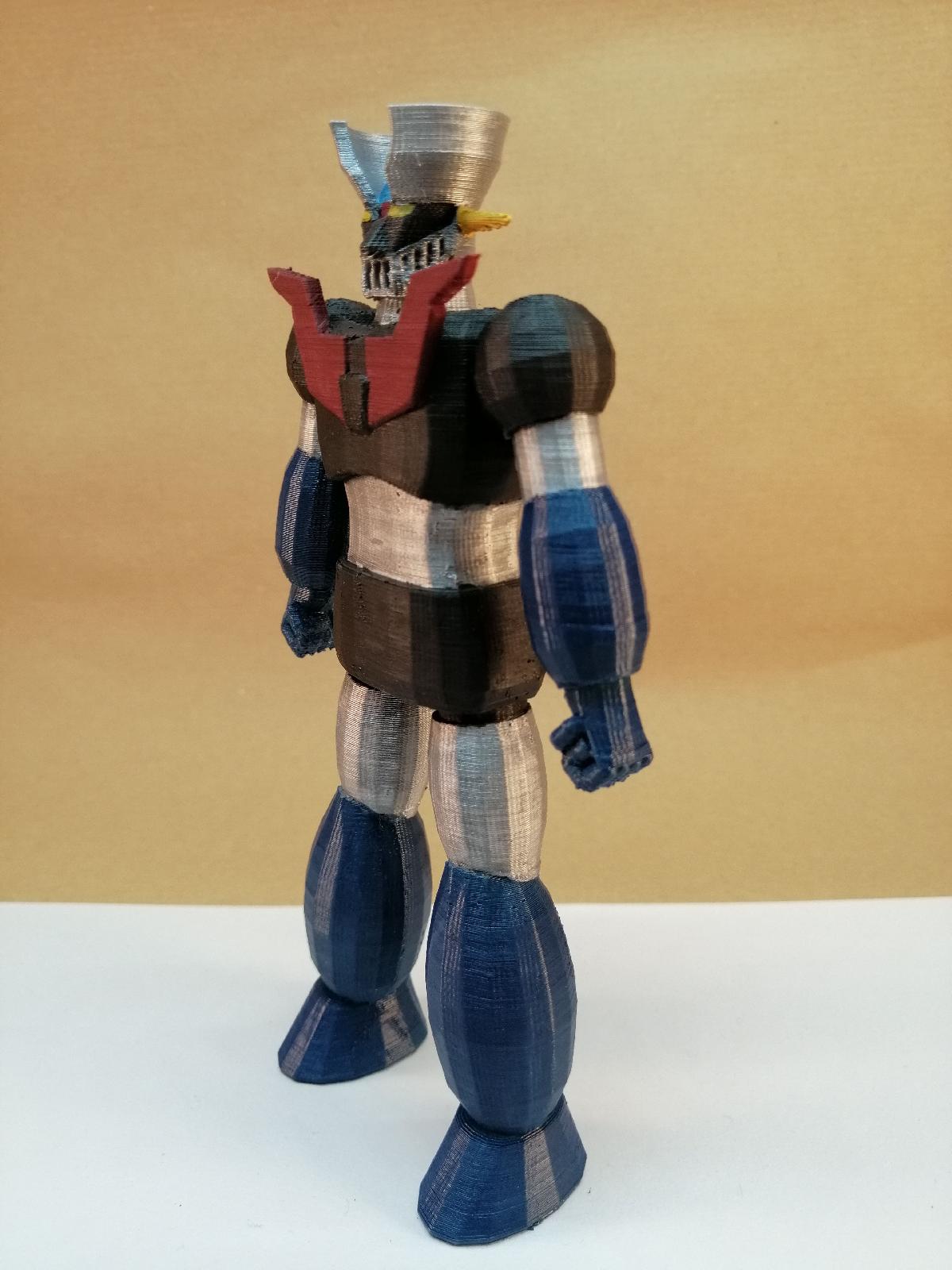 Figura de acao Mazinga Z com 15 cm de altura.