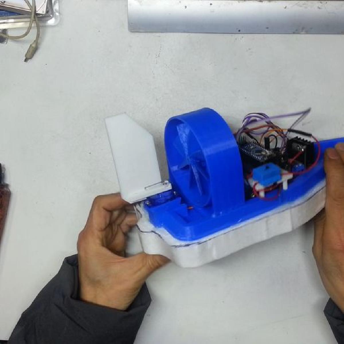 Barco a motor RC movido a ventilador