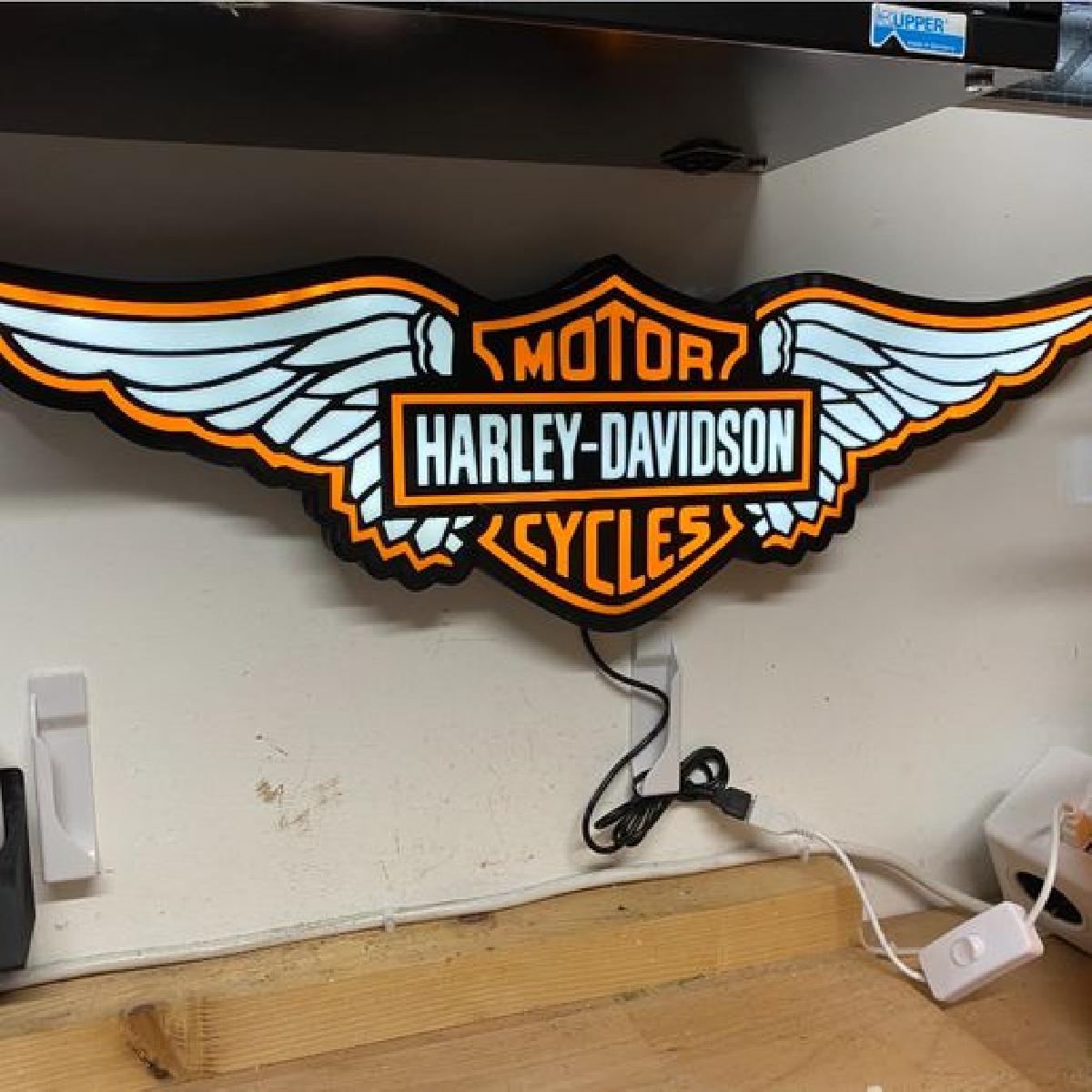 Logotipo iluminado da Harley Davidson