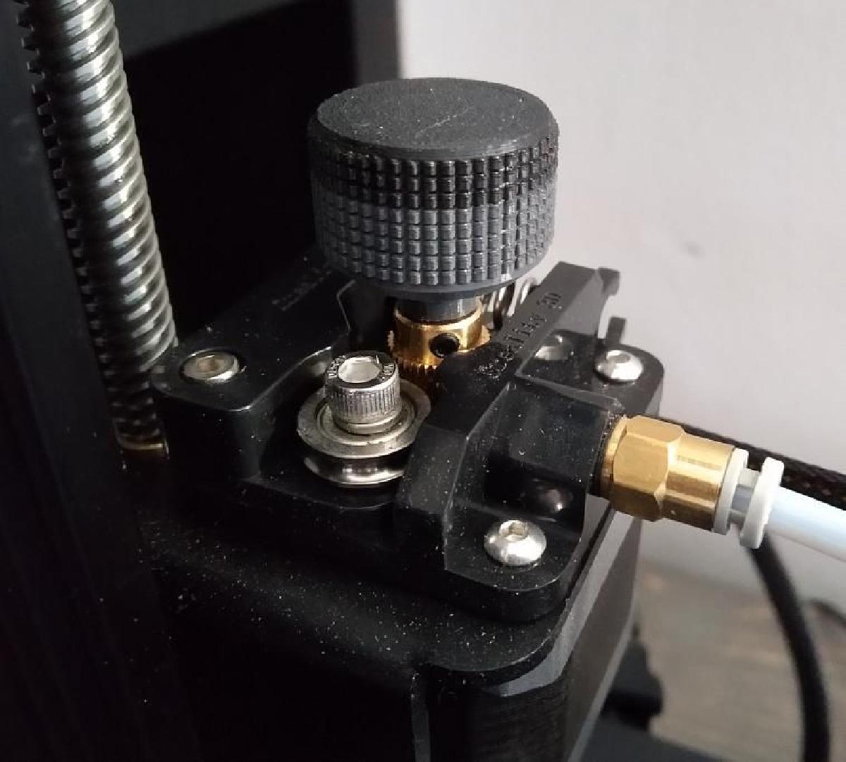 Mais um botao de extrusao para a Creality Ender 3 / Ender 3 Pro / CR 10 (e outras impressoras com extrusores com eixo plano de 5 mm)