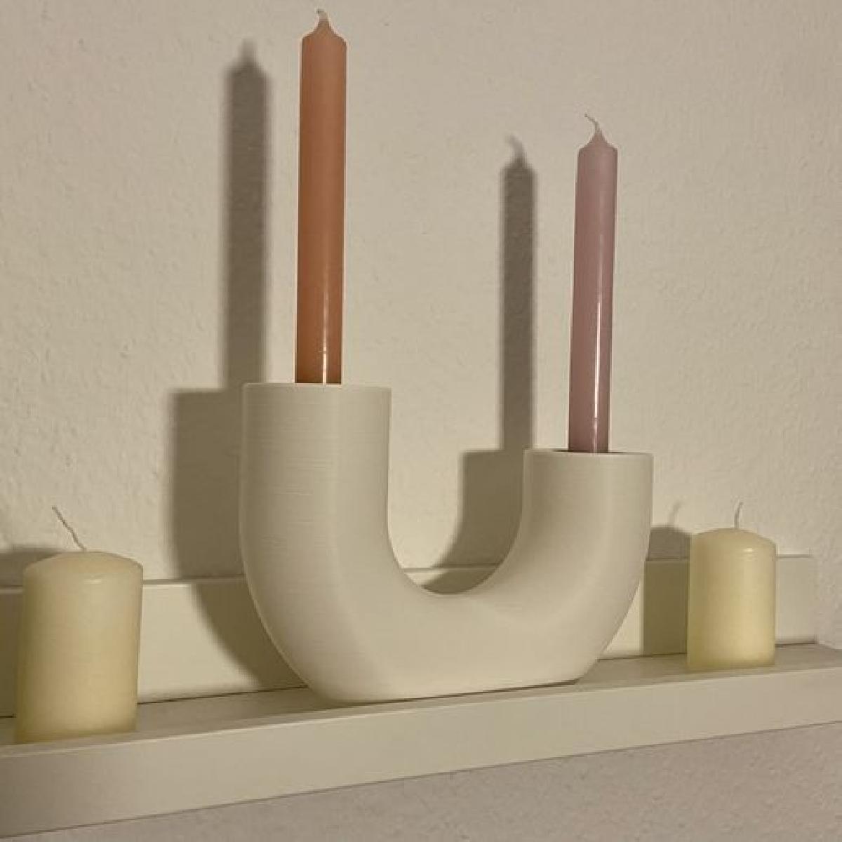 Moderno castical abstrato e vaso em forma de U.