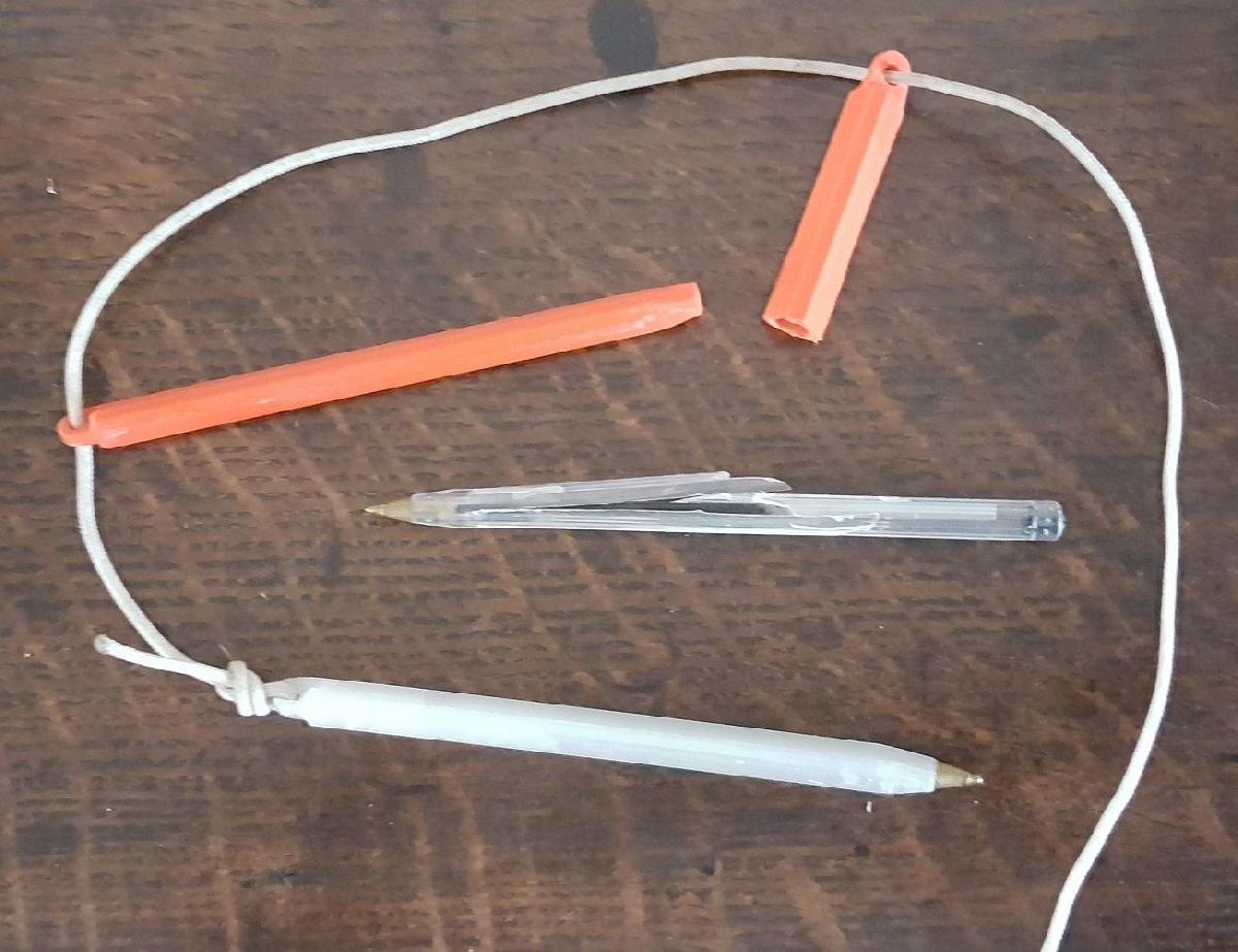 Bico de caneta em um cordao