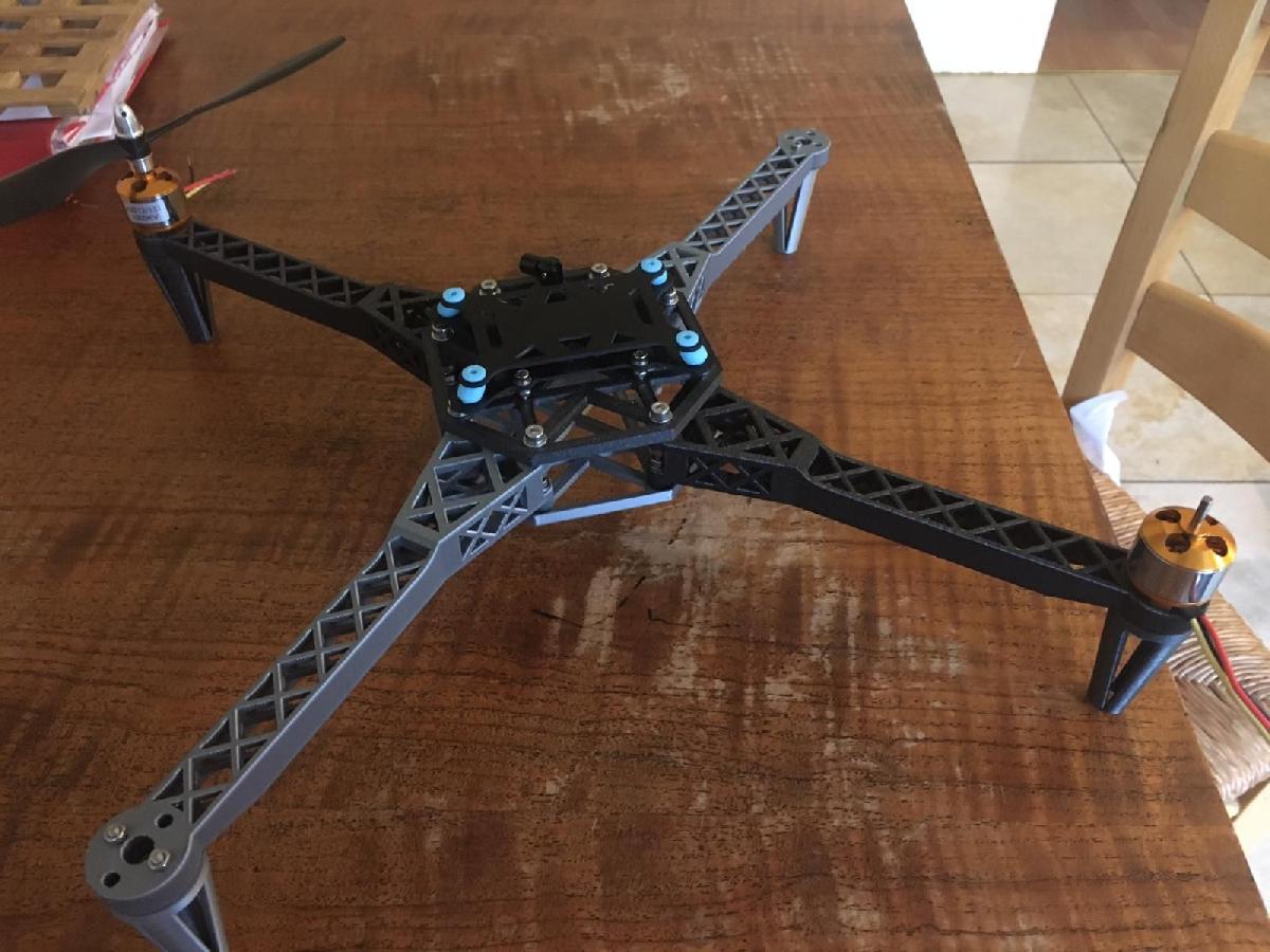 Drone de camera grande com envergadura de 45 cm.