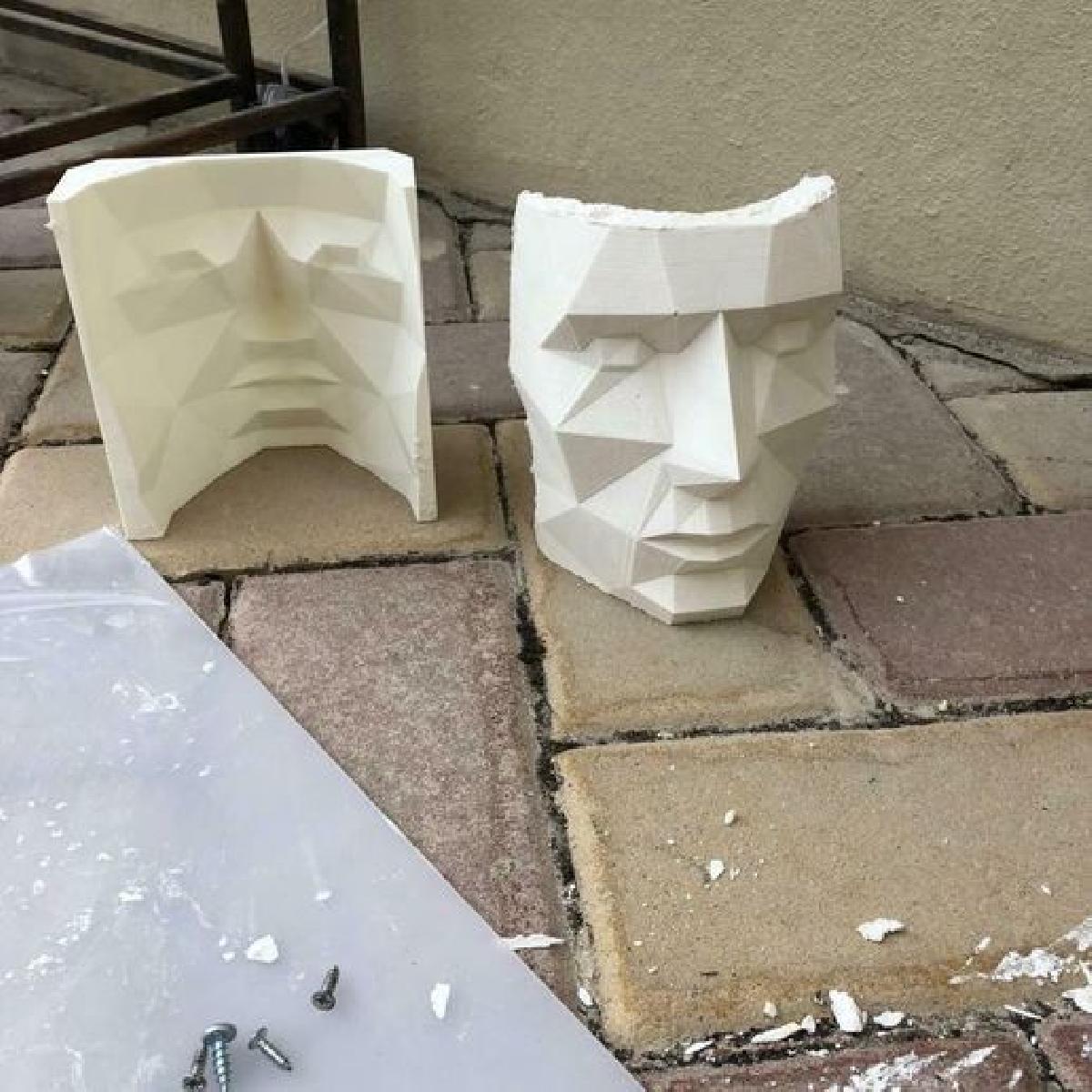 rosto low poly como molde negativo e suporte para canetas