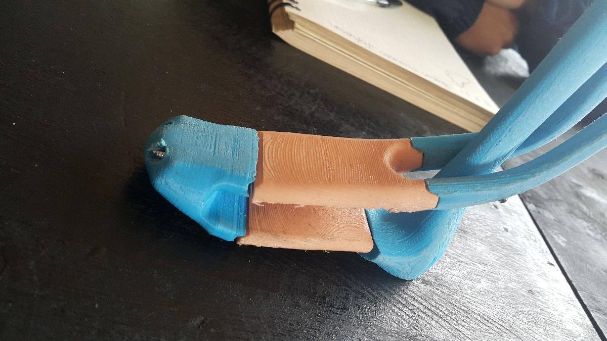 Protese transfemoral para membro inferior com materiais reciclados e com tecnologia de impressao 3D.