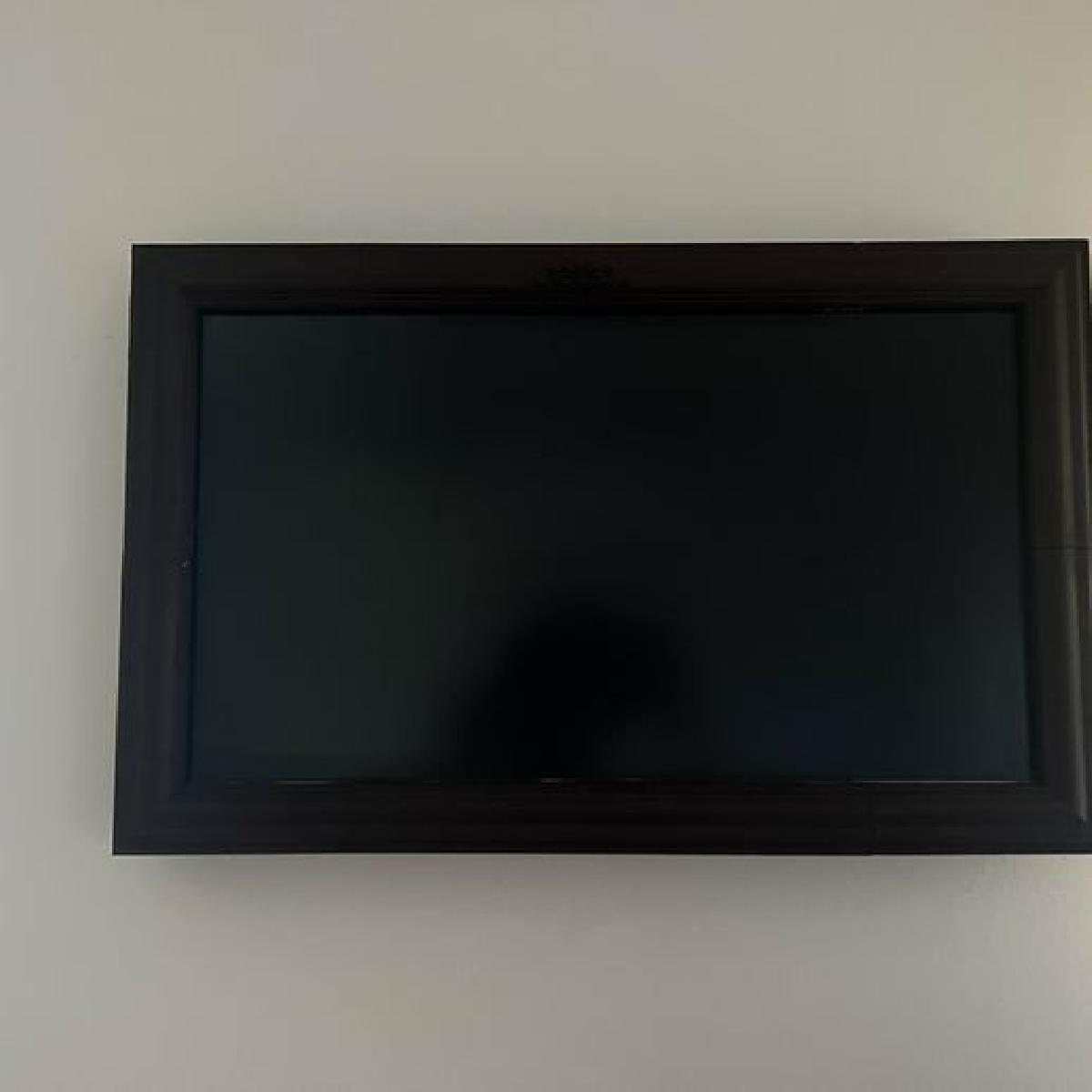 Pote com lampada na forma de um monitor antigo.