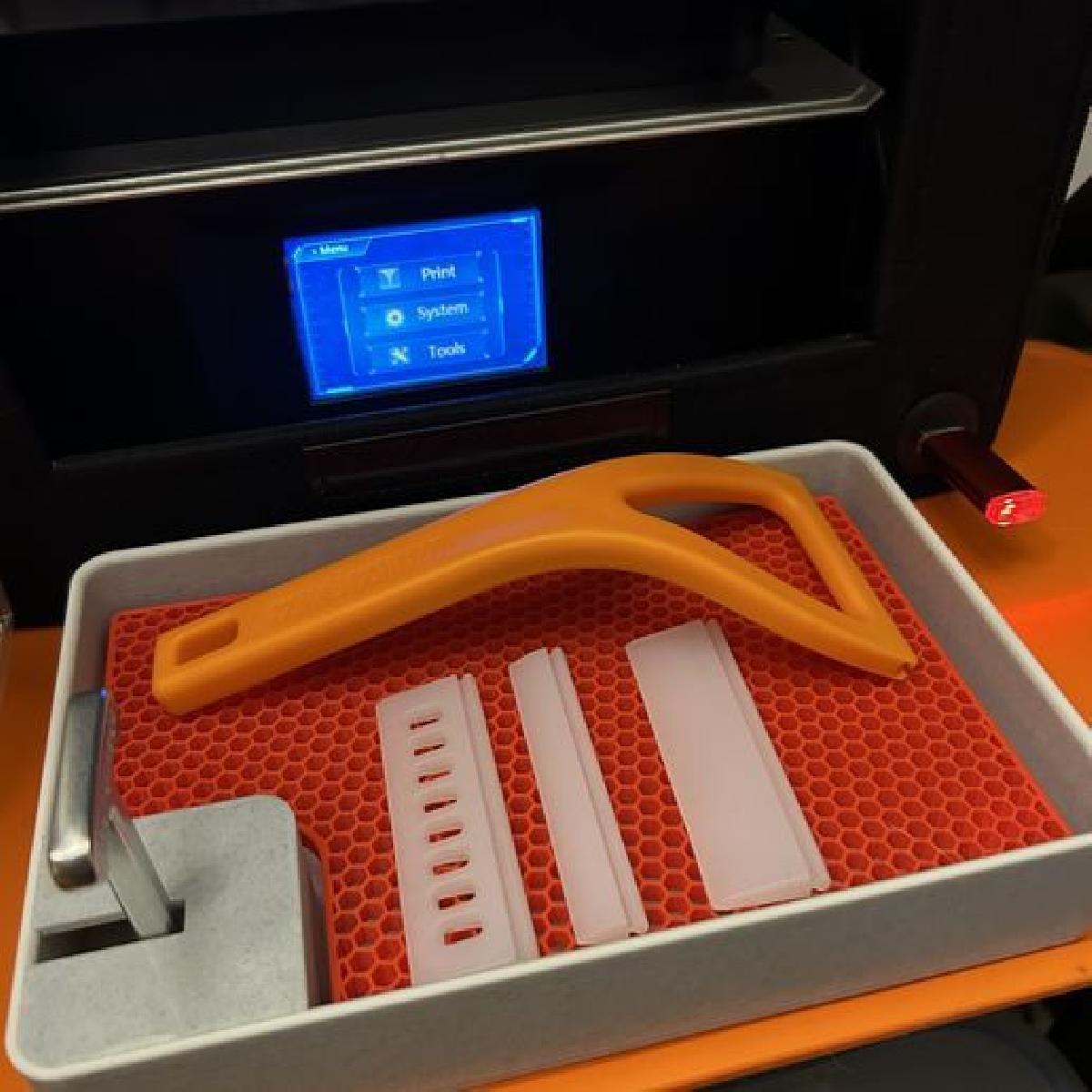 A bandeja de gotejamento para impressao em resina funciona bem com as ferramentas de resina Wham Bam.