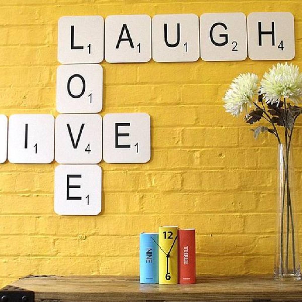 Arte de Parede com Pecas de Jogo Scrabble