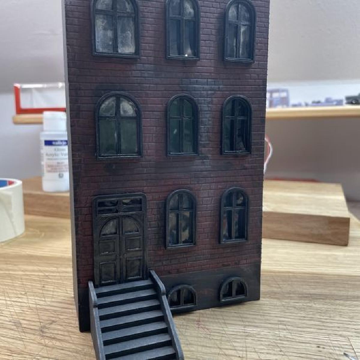 Escadas, varias janelas e porta para uma casa em escala 1/64 em um diorama da Hot Wheels ou Matchbox.