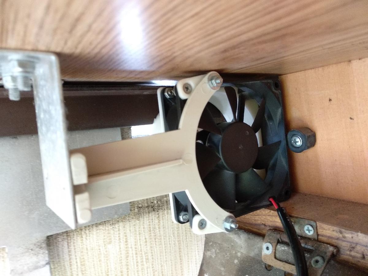 HYMER 544 1988 Extrator de fumaca ventilador de PC de 80 mm   Adaptador para usar um ventilador de PC como extrator de fumos da cozinha em uma HYMER 544 do ano 1988.