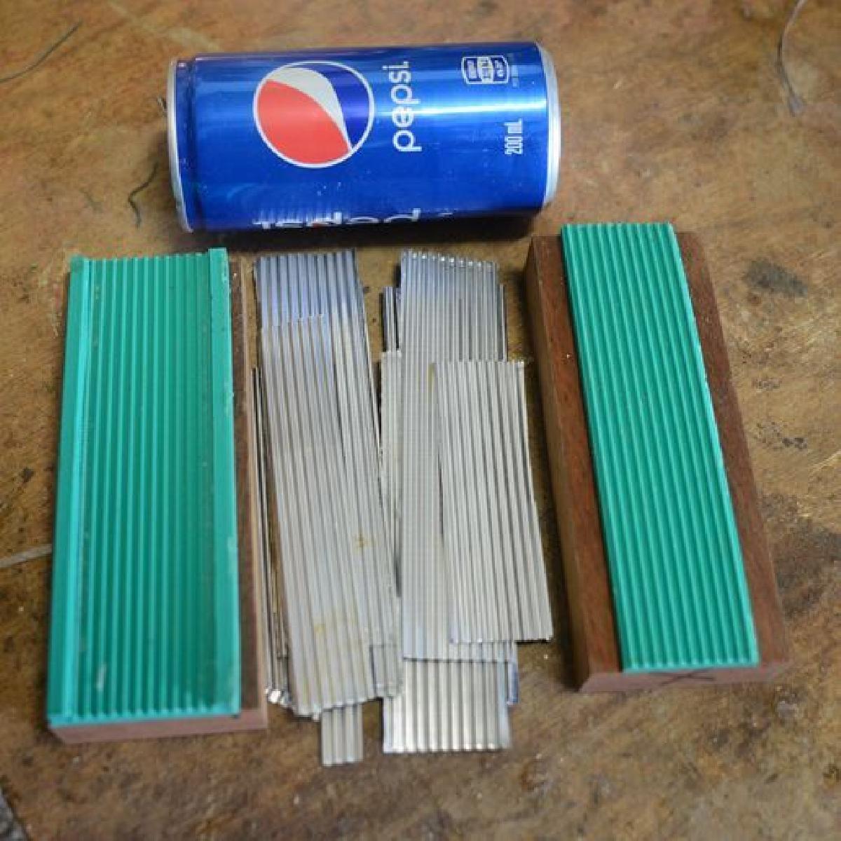 Matriz de prensa de ferro ondulado para cenas em miniatura.