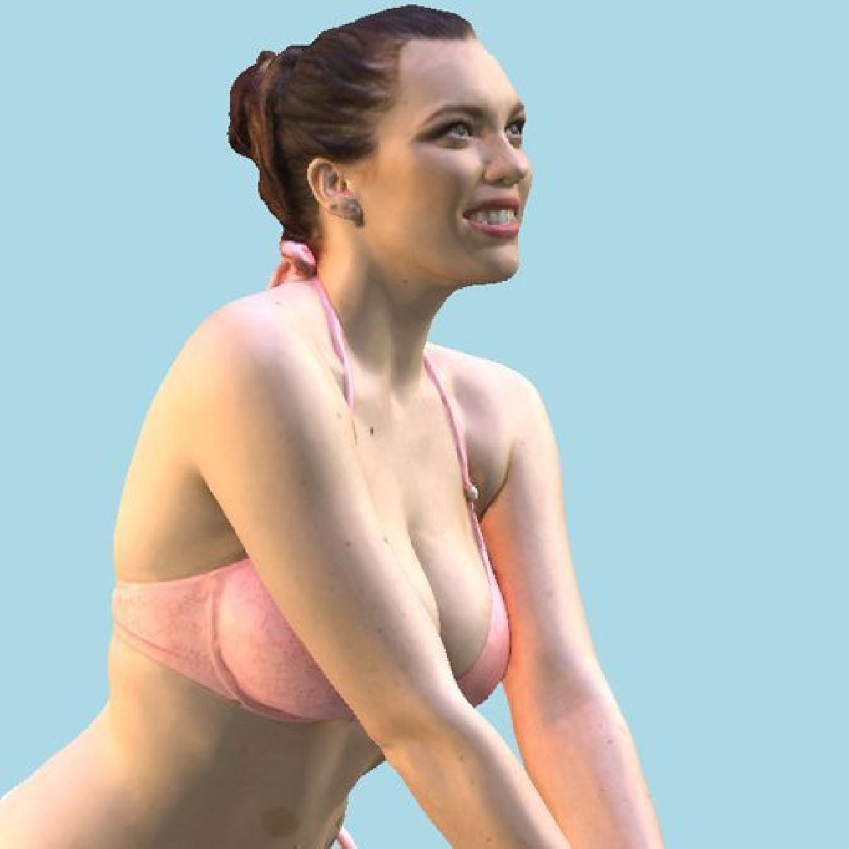 Mulher jogando volei na praia