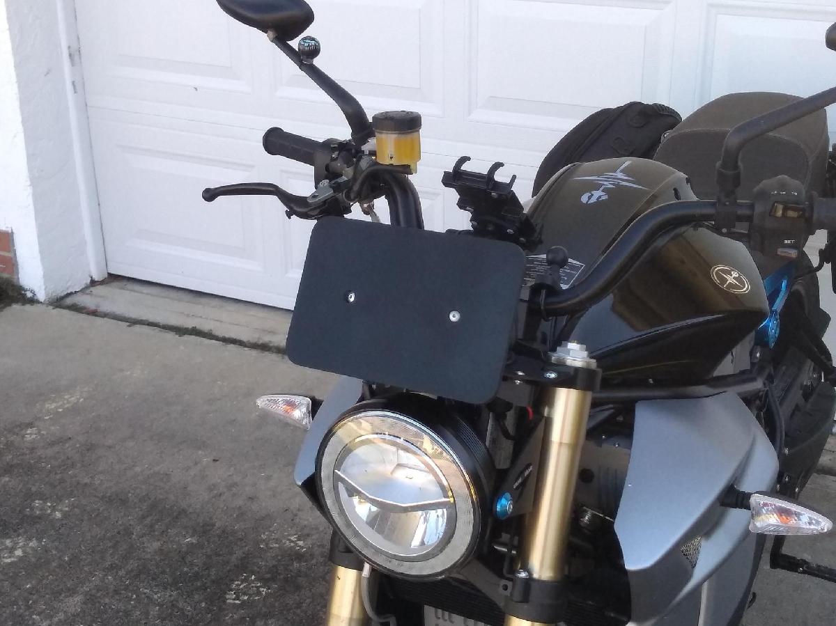 Placa de passagem frontal EsseEsse9 da Energica.