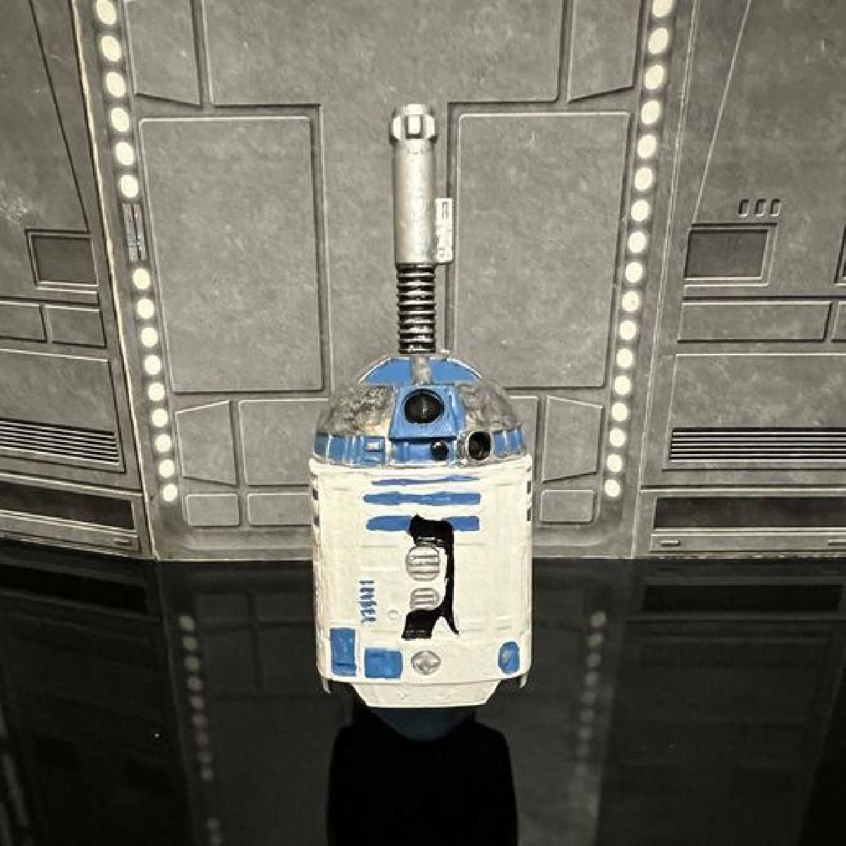 CALENDARIO DE ADVENTO STAR WARS 2023 DIA #5, R2 HEBREU, FIGURA DE DREIDEL R2 D2 HANUKKAH, 3,75", 1/18 KENNER, HASBRO