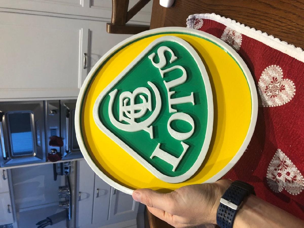 Logotipo da Lotus ensina sinal