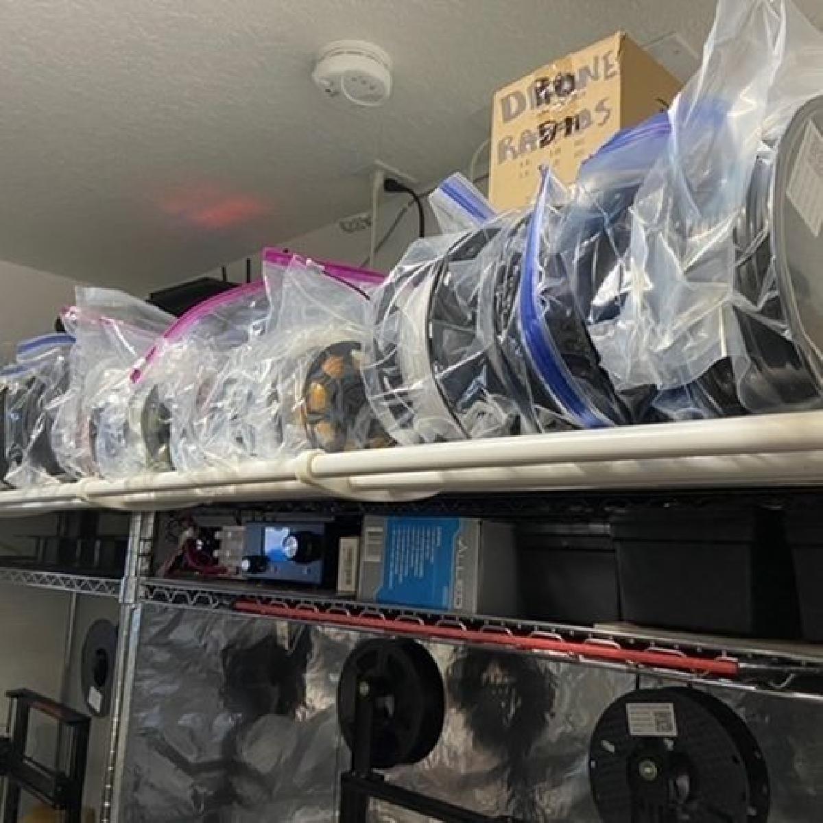 Suportes para prateleiras de fio usando PVC de meia polegada.